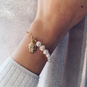 Krisztina Lango tenyésztett gyöngy karkötő teknős charmmal - ékszer - karkötő - gyöngyös karkötő - Meska.hu