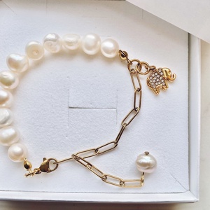 Krisztina Lango tenyésztett gyöngy karkötő elefánt charmmal - ékszer - karkötő - gyöngyös karkötő - Meska.hu