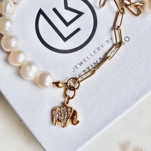 Krisztina Lango tenyésztett gyöngy karkötő elefánt charmmal - ékszer - karkötő - gyöngyös karkötő - Meska.hu