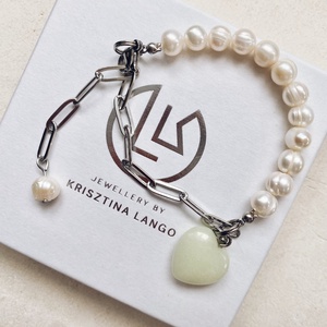 Krisztina Lango tenyésztett gyöngy karkötő szív achát charmmal, nemesacél, Ékszer, Karkötő, Charm karkötő, Ékszerkészítés, MESKA