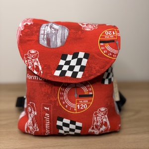 F-1 gyerek hátizsák, Játék & Sport, Ovis felszerelés, Ovis hátizsák, Varrás, Vászonból, 100% pamut béléssel
?22x20 cm (táska alapja), PP pántjai állíthatók, MESKA