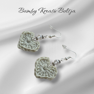 Horgolt szív fülbevaló gyönggyel - ékszer - fülbevaló - lógó fülbevaló - Meska.hu