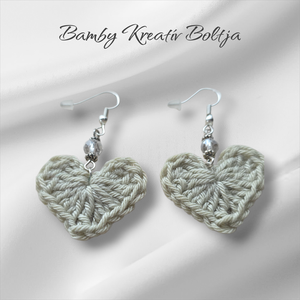Horgolt szív fülbevaló gyönggyel - ékszer - fülbevaló - lógó fülbevaló - Meska.hu