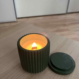 Szójaviasz illatgyertya kézzel készített kerámia tégelyben, tetővel, Otthon & Életmód, Gyertya, illat, aroma, Gyertya, Gyertya-, mécseskészítés, MESKA