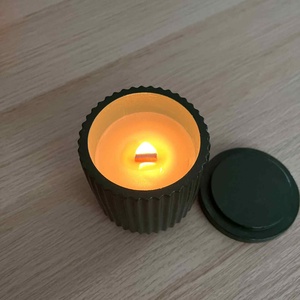 Szójaviasz illatgyertya kézzel készített kerámia tégelyben, tetővel - otthon & életmód - gyertya, illat, aroma - gyertya - Meska.hu