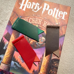 Gravírozott bőr könyvjelző - könyv & zene - könyvjelző - Meska.hu Gravírozott bőr könyvjelző - könyv & zene - könyvjelző - Meska.hu