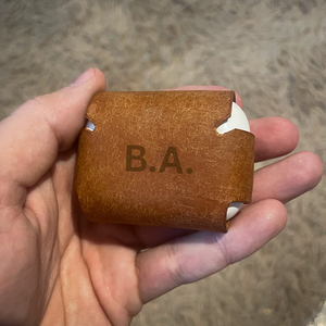 Bőr Airpods tok többféle színben, gravírozással - táska & tok - pénztárca & más tok - fülhallgató tok  - Meska.hu Bőr Airpods tok többféle színben, gravírozással - táska & tok - pénztárca & más tok - fülhallgató tok  - Meska.hu