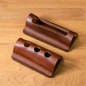 Asztali bőr tolltartó és névjegykártya tartó - gravírozással is - otthon & életmód - tárolás & rendszerezés - íróasztali tároló - Meska.hu