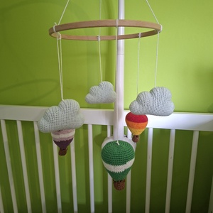Horgolt hőlégballonos kiságy forgó felhőkkel - baba - mama - baba játékok - kiságyforgó - Meska.hu
