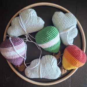 Horgolt hőlégballonos kiságy forgó felhőkkel - baba - mama - baba játékok - kiságyforgó - Meska.hu