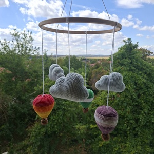 Horgolt hőlégballonos kiságy forgó felhőkkel - baba - mama - baba játékok - kiságyforgó - Meska.hu