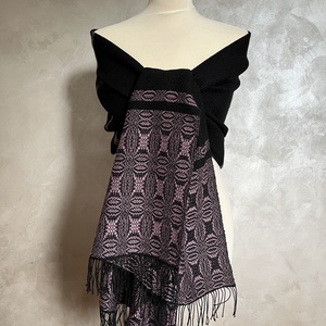 Fekete-rózsaszín mintás gyapjú sál - Oscar - Meska.hu