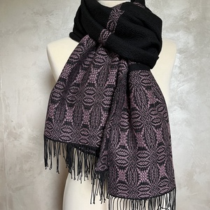 Fekete-rózsaszín mintás gyapjú sál - Oscar - ruha & divat - sál, sapka, kendő - sál - Meska.hu