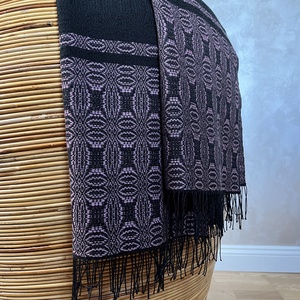 Fekete-rózsaszín mintás gyapjú sál - Oscar - ruha & divat - sál, sapka, kendő - sál - Meska.hu