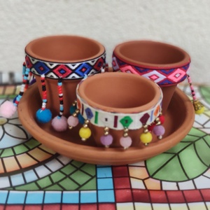 'INDIÁN NYÁR' mini terrakotta virágcserepek/gyertyatartók színes gyöngyös-pompomos szőtt szalagokkal, Otthon & Életmód, Dekoráció, Virágdísz és tartó, Cserép & Kaspó, , MESKA