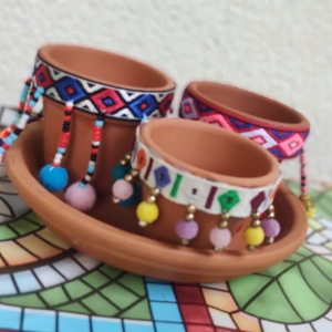 'INDIÁN NYÁR' mini terrakotta virágcserepek/gyertyatartók színes gyöngyös-pompomos szőtt szalagokkal - otthon & életmód - dekoráció - virágdísz és tartó - cserép & kaspó - Meska.hu