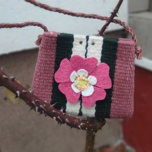 'CSIPKERÓZSIKA ÁLMA' kézzel szőtt gyapjú tok / szütyő / kistarisznya gyapjúfilc díszítéssel AJÁNDÉK tűzzománc medállal - Meska.hu