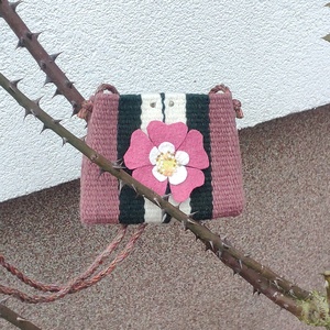 'CSIPKERÓZSIKA ÁLMA' kézzel szőtt gyapjú tok / szütyő / kistarisznya gyapjúfilc díszítéssel AJÁNDÉK tűzzománc medállal - táska & tok - kézitáska & válltáska - tarisznya - Meska.hu