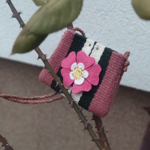 'CSIPKERÓZSIKA ÁLMA' kézzel szőtt gyapjú tok / szütyő / kistarisznya gyapjúfilc díszítéssel AJÁNDÉK tűzzománc medállal - táska & tok - kézitáska & válltáska - tarisznya - Meska.hu