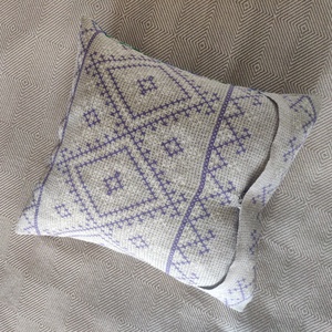 'Tavaszi csokor - Nefelejcs' gobelin hatású pamutvászon díszpárna - otthon & életmód - lakástextil - párna & párnahuzat - díszpárna (belsővel együtt) - Meska.hu