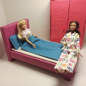 Barbie ágynemű pöttyös - játék & sport - baba & babaház - babaruha, babakellék - Meska.hu
