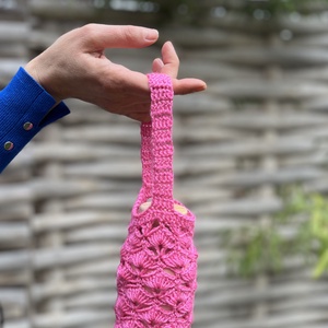 Horgolt pink kulacstartó - otthon & életmód - konyhafelszerelés, tálalás - italos kellékek - kulacsok - Meska.hu