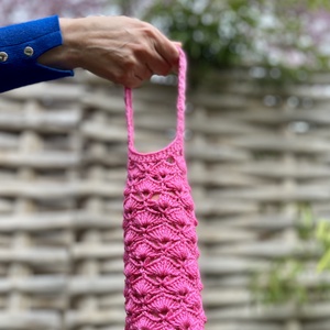 Horgolt pink kulacstartó - otthon & életmód - konyhafelszerelés, tálalás - italos kellékek - kulacsok - Meska.hu