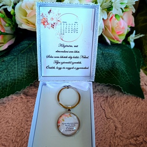 Ajándék örömanyának esküvői szülőköszöntő kulcstartó - Meska.hu
