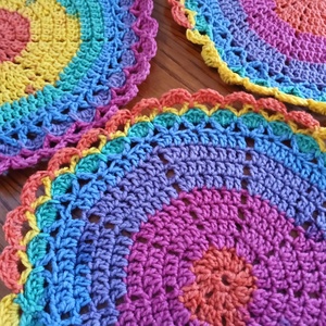 3 db-os horgolt egyedi tányéalátét szett.  - otthon & életmód - konyhafelszerelés, tálalás - tálalás - tányér- és poháralátét - Meska.hu