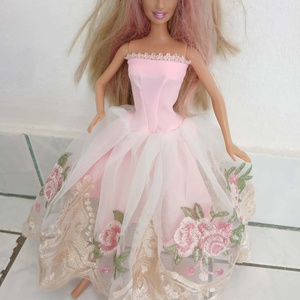 Csodaszép rózsaszín virágos tüllszoknyás báli ruha Barbie babára.  - Meska.hu