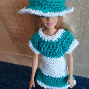 Zöld-fehér horgolt Barbie ruha kalappal.  - játék & sport - baba & babaház - barbie ruhák - Meska.hu