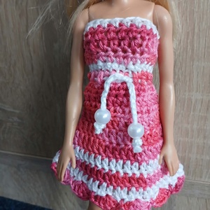 Pink-fehér horgolt Barbie ruha kalappal.  - játék & sport - baba & babaház - barbie ruhák - Meska.hu