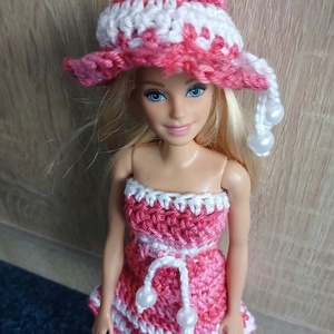Pink-fehér horgolt Barbie ruha kalappal.  - játék & sport - baba & babaház - barbie ruhák - Meska.hu