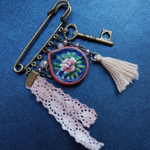 Romantikus kitűző - ékszer - kitűző és bross - kitűző - Meska.hu