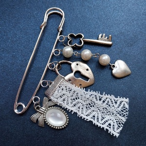 Szívlakat - kitűző - ékszer - kitűző és bross - kitűző - Meska.hu