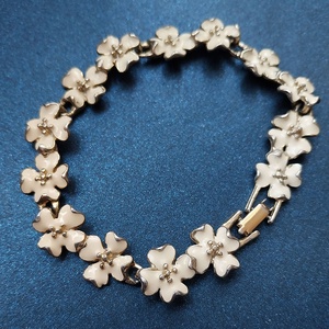 Vintage virágfüzér karkötő - ékszer - fülbevaló - lógó fülbevaló - Meska.hu