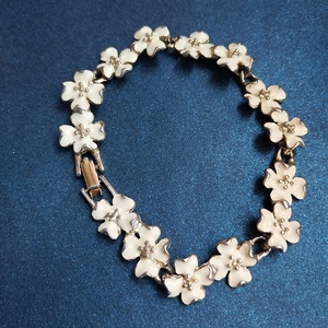 Vintage virágfüzér karkötő - ékszer - fülbevaló - lógó fülbevaló - Meska.hu