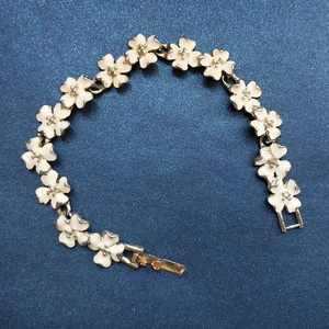 Vintage virágfüzér karkötő - ékszer - fülbevaló - lógó fülbevaló - Meska.hu