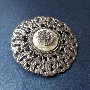 Vintage fém bross gyöngyház berakással - ékszer - kitűző és bross - Meska.hu