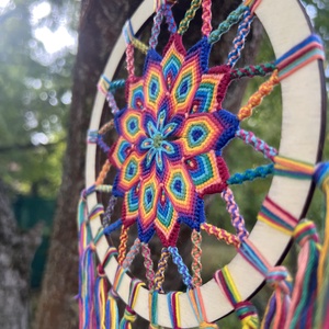 Szivárvány - csomózott álomfogó - otthon & életmód - dekoráció - fali és függő dekoráció - álomfogó - Meska.hu