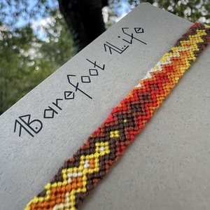 �Színpompás levélhullás csomózott karkötő - ékszer - karkötő - fonott karkötő - Meska.hu