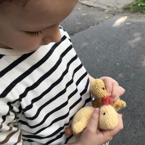 Kötött gyapjú kis kacsa plüss - játék & sport - plüssállat & játékfigura - madár - Meska.hu