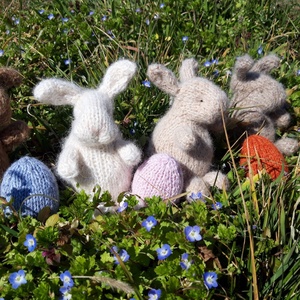 Kicsi kötött gyapjú nyuszi -világos bézs - baba - mama - baba játékok - waldorf játékok - Meska.hu