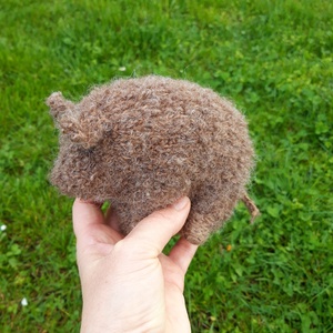 Kötött mangalica plüss gyapjúból - játék & sport - készségfejlesztő és logikai játék - montessori szivárvány, waldorf játékok - Meska.hu