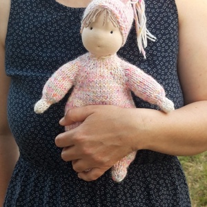 Kötött Waldorf szundi baba gyapjúfonalból, Játék & Sport, Baba & babaház, Baba, Kötés, Varrás, MESKA