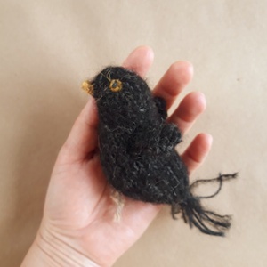 Mini madárka plüss gyapjúfonalból - fekete rigó, Játék & Sport, Készségfejlesztő és Logikai játék, Montessori szivárvány, Waldorf játékok, Kötés, Varrás, MESKA