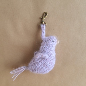 Mini madárka kulcstartó gyapjúfonalból - lila - Meska.hu