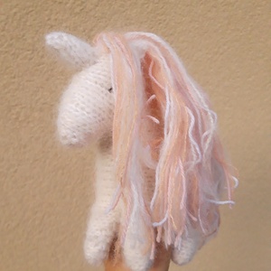 Fehér unikornis barackos-rózsaszínes-fehér sörénnyel gyapjúfonalból, Játék & Sport, Készségfejlesztő és Logikai játék, Montessori szivárvány, Waldorf játékok, Kötés, Varrás, MESKA