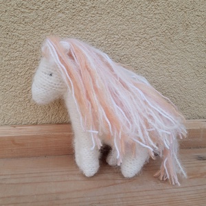 Fehér unikornis barackos-rózsaszínes-fehér sörénnyel gyapjúfonalból - játék & sport - készségfejlesztő és logikai játék - montessori szivárvány, waldorf játékok - Meska.hu