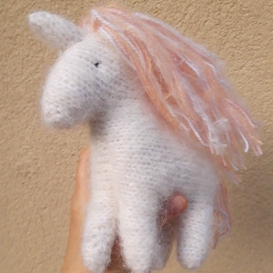 Fehér unikornis barackos-rózsaszínes-fehér sörénnyel gyapjúfonalból - játék & sport - készségfejlesztő és logikai játék - montessori szivárvány, waldorf játékok - Meska.hu